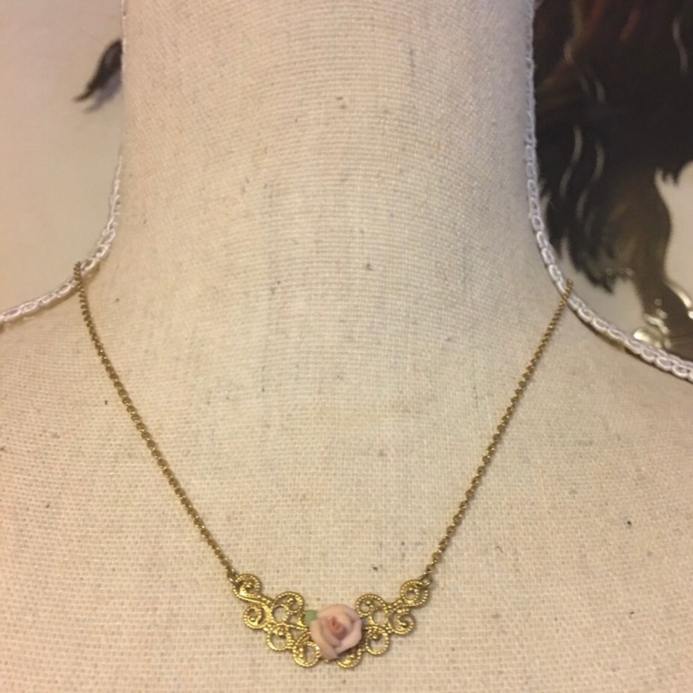 Vintage 80s ceramic rose filigree necklace